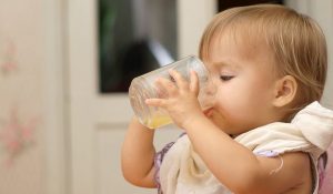 Trẻ 6 tháng tuổi uống nước hoa quả gì