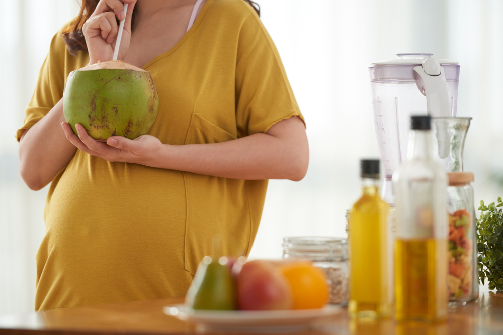 Khi mang thai nên uống nước dừa khi nào?
