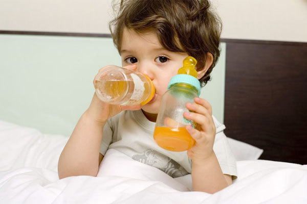 Có nên cho trẻ uống nước hoa quả hay không