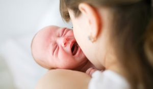 Những điều không nên làm với trẻ sơ sinh các phụ huynh cần lưu ý