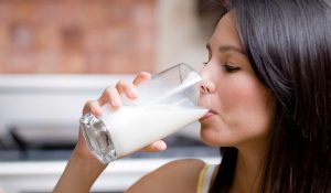 Các mẹ sau khi sinh nên uống nước gì cho tốt sữa ?