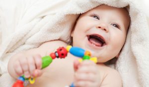 Bật mí những món đồ chơi cho trẻ sơ sinh 1 tháng tuổi bé thích mê