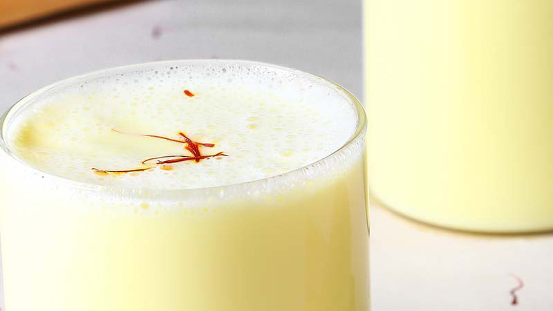 Kết hợp uống sữa với saffron
