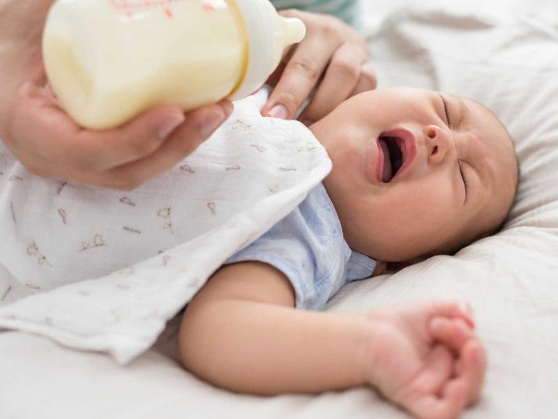 Trẻ sơ sinh đang thời kì bú sữa mẹ bị sốt