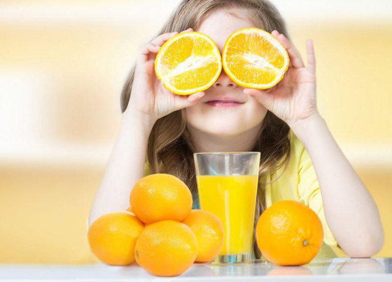 Bổ sung các thực phẩm giàu vitamin C khi trẻ bị sốt