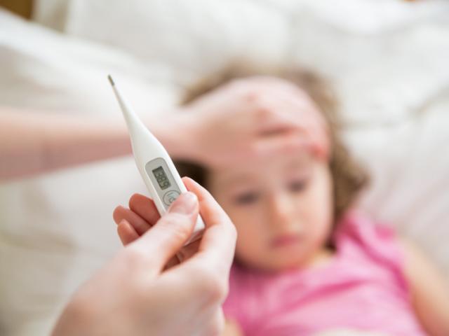 Tại sao bé sốt lại dễ co giật? Hướng dẫn bố mẹ cách xử lý trẻ bị sốt co giật