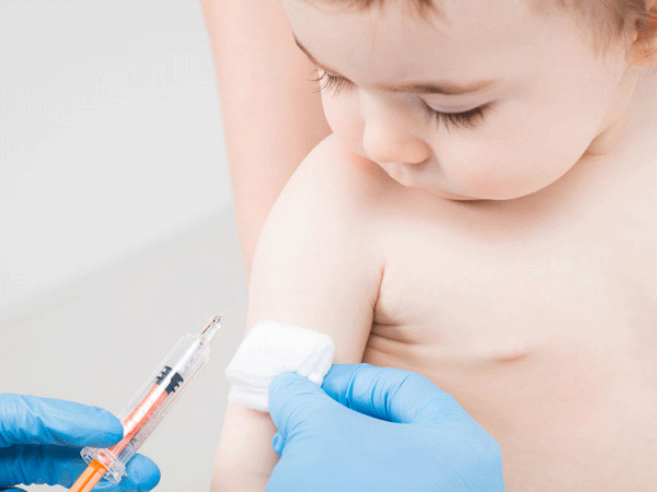 Những lưu ý bố mẹ cần biết khi cho trẻ đi tiêm vắc xin