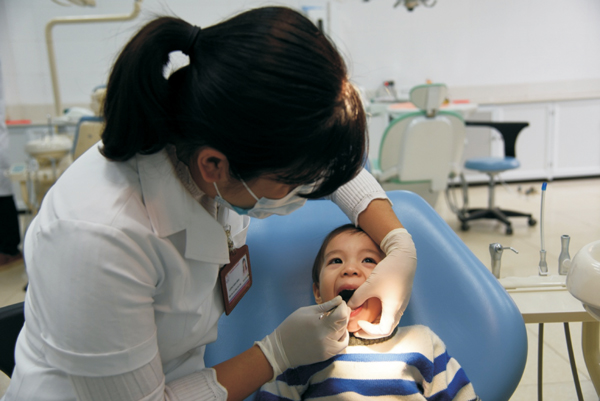 Không tùy tiện nhổ răng cho con trẻ khi răng chưa lung lay